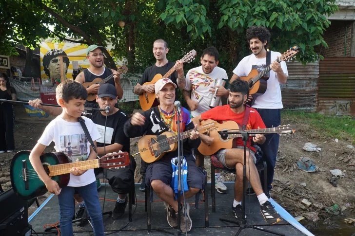 Manu Chao visitó la casa de Maradona en Villa Fiorito y brindó un recital improvisado