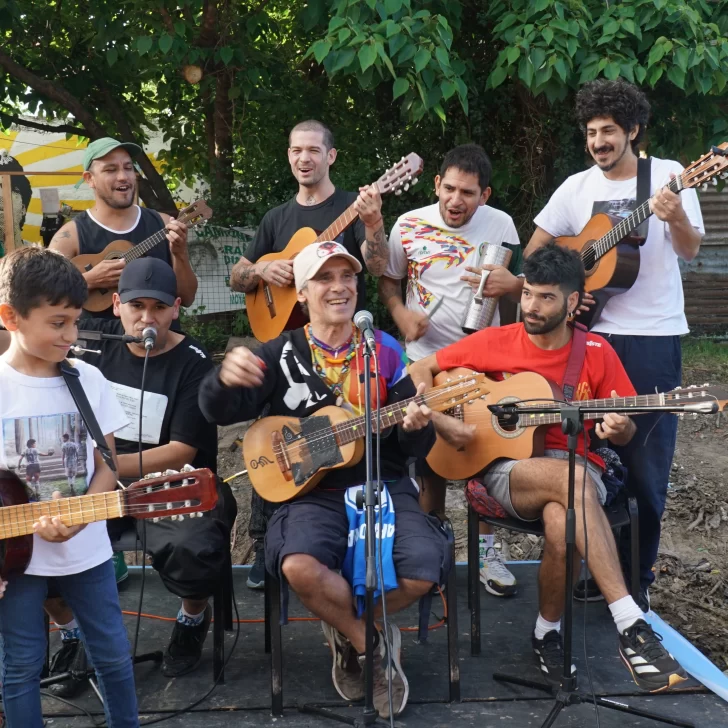 Manu Chao visitó la casa de Maradona en Villa Fiorito y brindó un recital improvisado