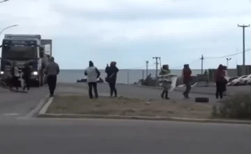 Municipales de Caleta Olivia cortaron el acceso norte de la Ruta 3
