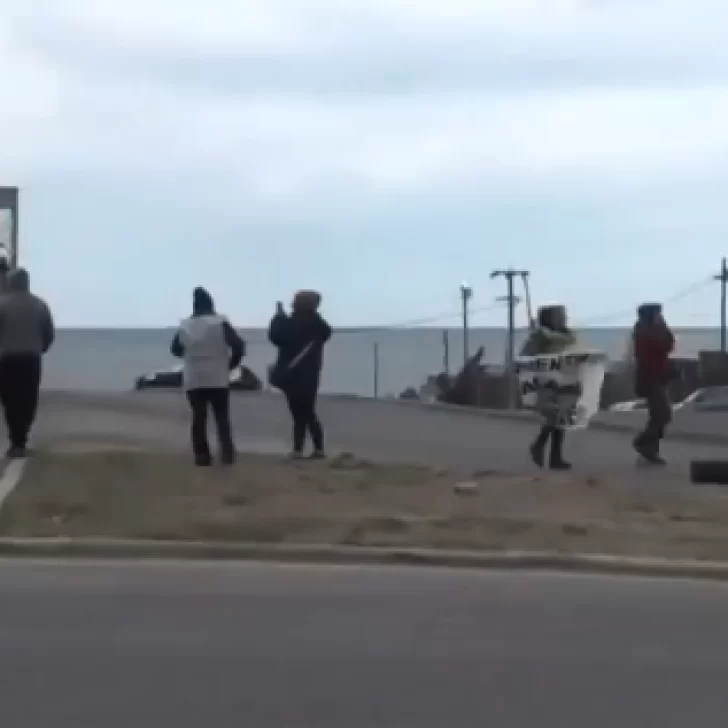 Municipales de Caleta Olivia cortaron el acceso norte de la Ruta 3