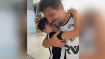 En pleno aeropuerto, un hombre sorprendió a su hijo con viaje a la final de la Copa Libertadores