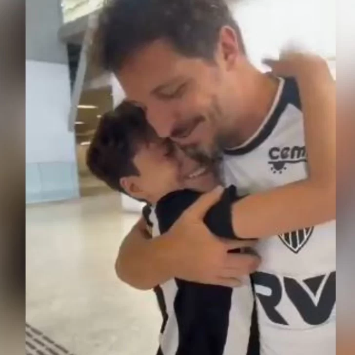 En pleno aeropuerto, un hombre sorprendió a su hijo con viaje a la final de la Copa Libertadores