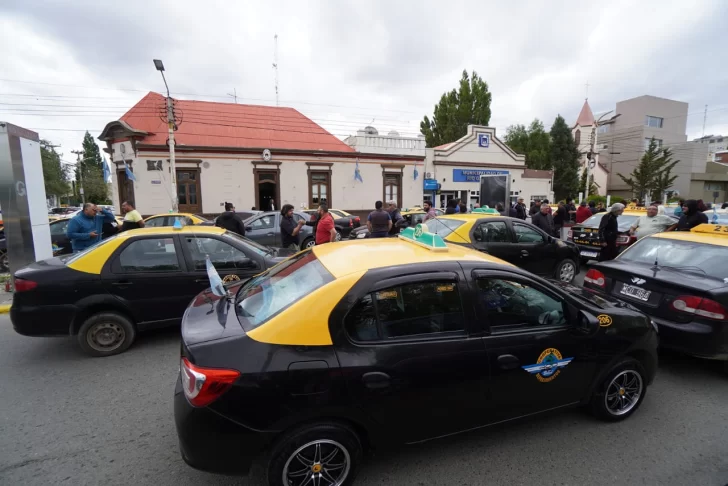 A pedido de taxistas y remiseros, desde el lunes aumenta la tarifa