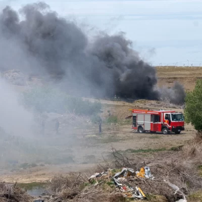 Impresionante incendio sobre la cantera de Río Gallegos