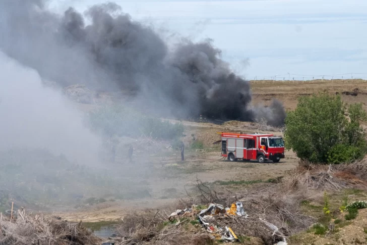 Impresionante incendio sobre la cantera de Río Gallegos