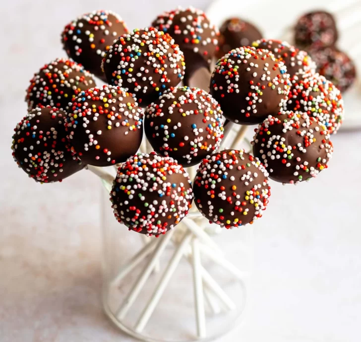 Cake Pops: receta con chocolate bien fácil y rápida para festejos y cumpleaños