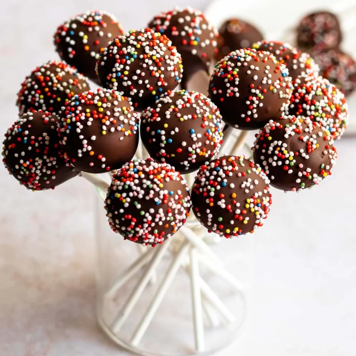 Cake Pops: receta con chocolate bien fácil y rápida para festejos y cumpleaños