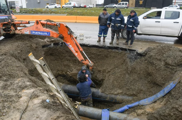 Rotura del acueducto en Río Gallegos: a qué hora se reestablecerá el servicio de agua 