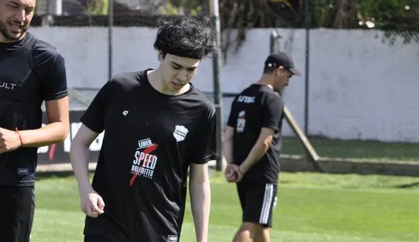 Escandaloso debut del streamer Spreen en Deportivo Riestra: jugó solo un minuto