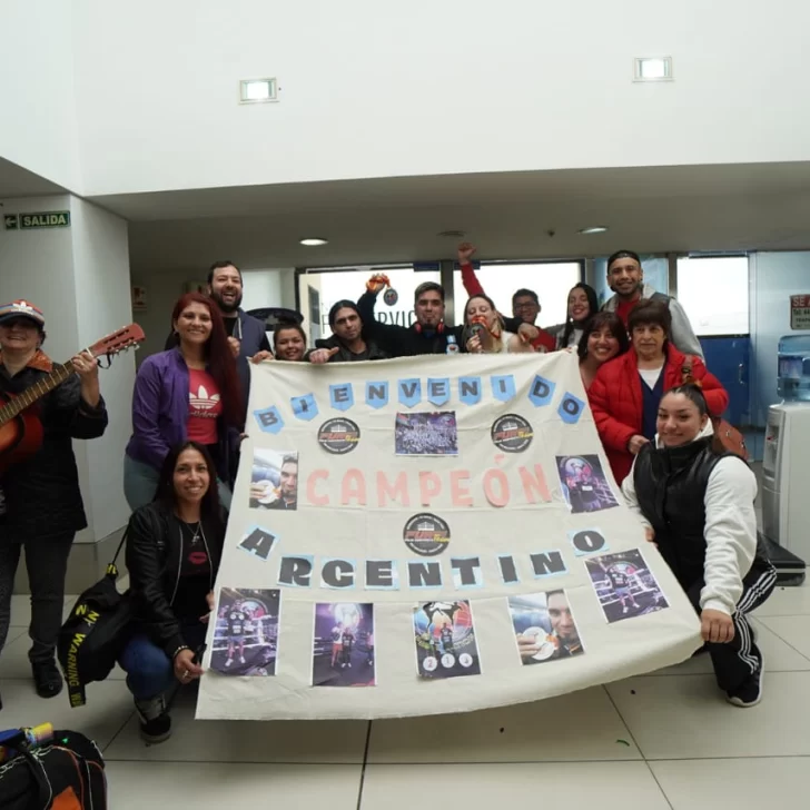 Víctor Cárdenas lleva la bandera de Santa Cruz al Mundial de Kickboxing en España