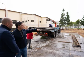 Claudio Vidal entregó de materiales para la construcción de un nuevo gimnasio en Los Antiguos