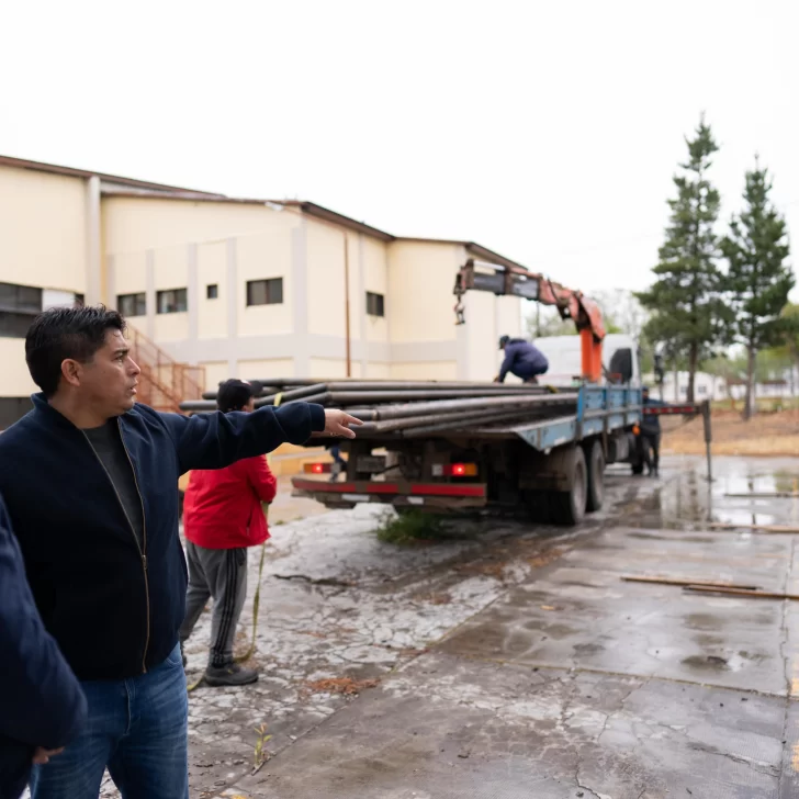 Claudio Vidal entregó de materiales para la construcción de un nuevo gimnasio en Los Antiguos