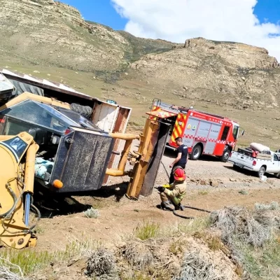 Volcó un camión que transportaba una retroexcavadora cerca de El Calafate