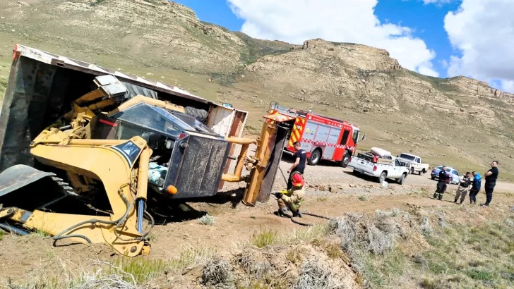 Volcó un camión que transportaba una retroexcavadora cerca de El Calafate