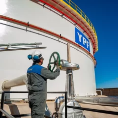 YPF se retira de Santa Cruz: ¿Qué harán los 2500 empleados que se van de la actividad?
