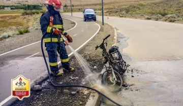 Circulaba a bordo de su motocicleta y se le comenzó a prender fuego: se salvó de milagro