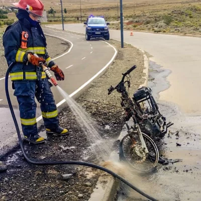 Circulaba a bordo de su motocicleta y se le comenzó a prender fuego: se salvó de milagro