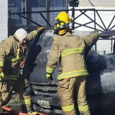 Una camioneta terminó presa de las llamas e investigan las circunstancias