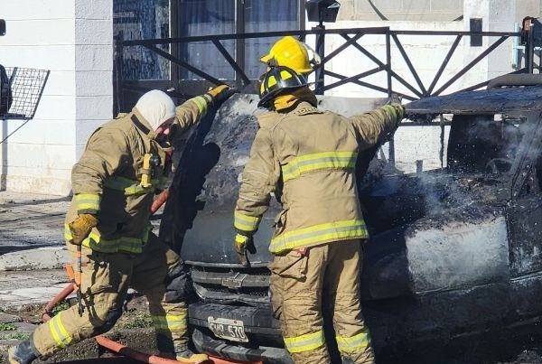 Una camioneta terminó presa de las llamas e investigan las circunstancias