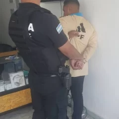 Las hizo todas: estaba prófugo desde Santa Fe, intentó robar y lo atrapó una policía que estaba de franco servicio