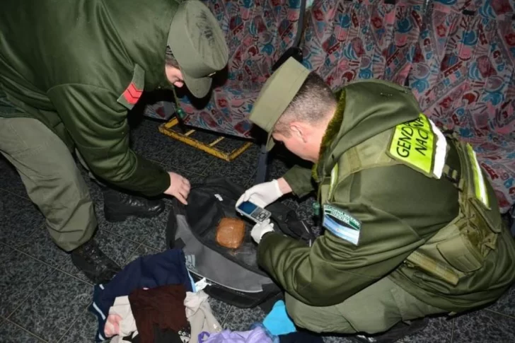 A dos hermanos les hallaron cocaína, los acusaron de ser “dealers” pero los liberaron