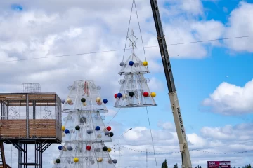 Comenzó el armado del arbolito de Navidad y ultiman detalles para el desfile de autos y camionetas