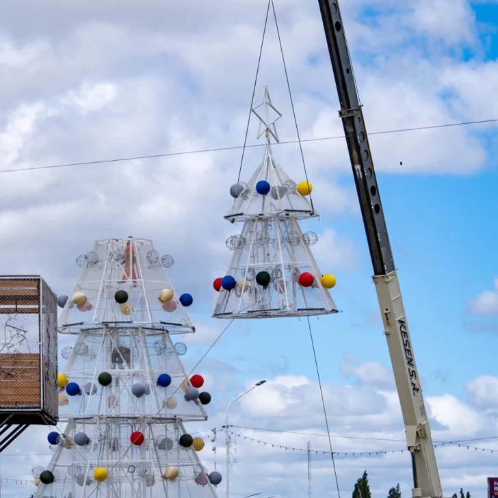 Comenzó el armado del arbolito de Navidad y ultiman detalles para el desfile de autos y camionetas