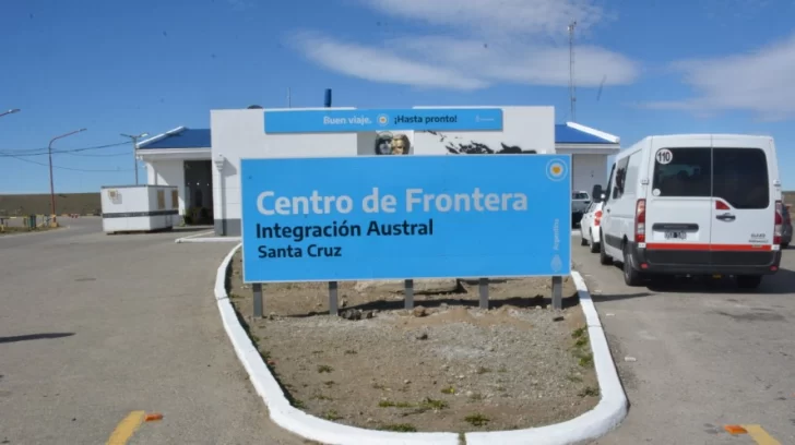 Un camionero llevaba a una mujer escondida en la cucheta y lo multaron con $100.000 en leche