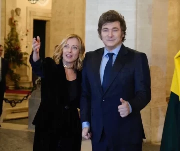 Giorgia Meloni le otorgó la ciudadanía italiana a Javier Milei y la izquierda explotó Giorgia Meloni le otorgó la ciudadanía italiana a Javier Milei y la izquierda explotó