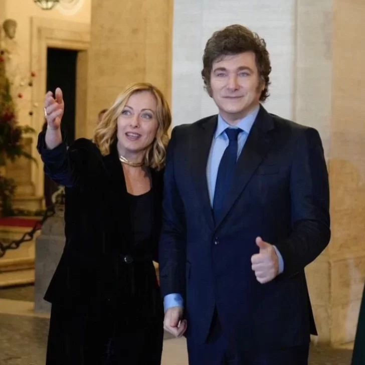 Giorgia Meloni le otorgó la ciudadanía italiana a Javier Milei y la izquierda explotó Giorgia Meloni le otorgó la ciudadanía italiana a Javier Milei y la izquierda explotó
