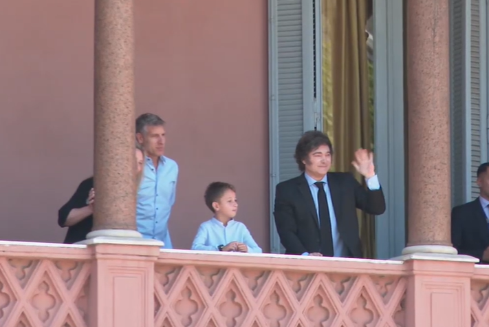 Martín Palermo visitó a Javier Milei y salió a saludar al balcón de la Casa Rosada: ¿gesto simbólico o movida política?