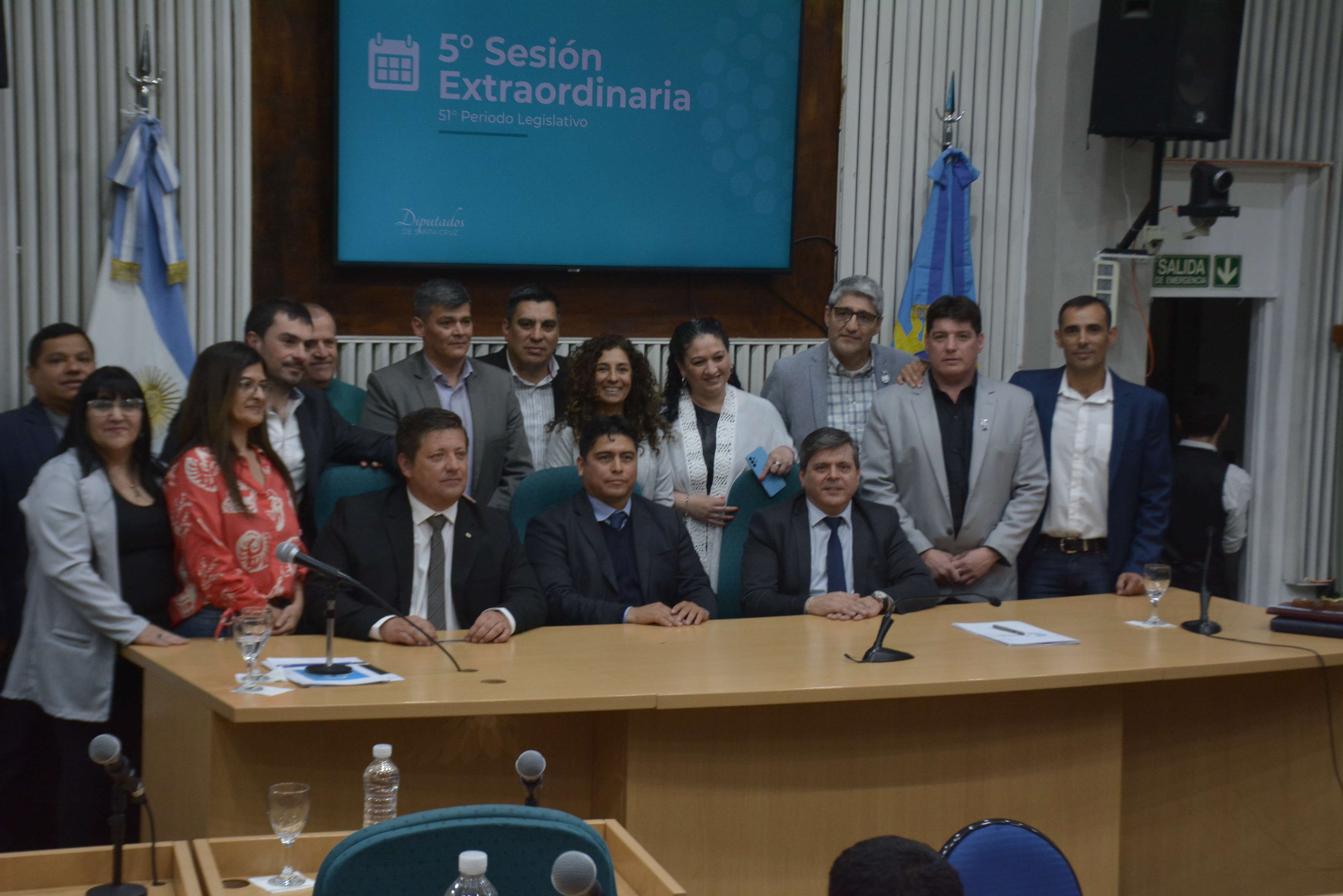  El gobernador Claudio Vidal y el vicegobernador Fabián Leguizamón, junto al bloque de Por Santa Cruz.