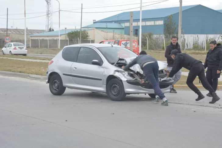 En Río Gallegos: iba a alta velocidad, no alcanzó a frenar y chocó una camioneta por detrás