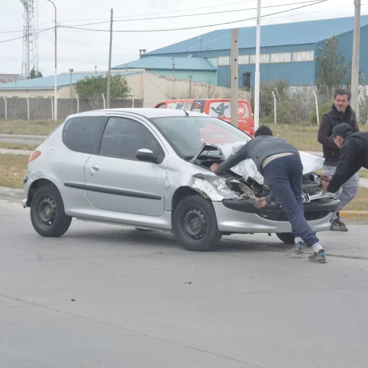 En Río Gallegos: iba a alta velocidad, no alcanzó a frenar y chocó una camioneta por detrás