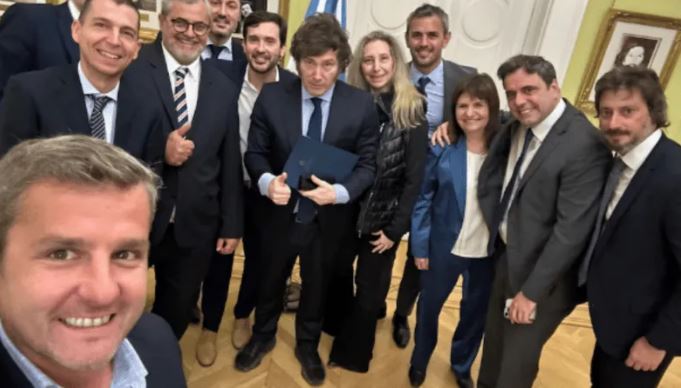 Diputados-de-la-UCR-selfie-en-Casa-Rosada-antes-de-apoyar-el-veto-contra-los-jubilados.