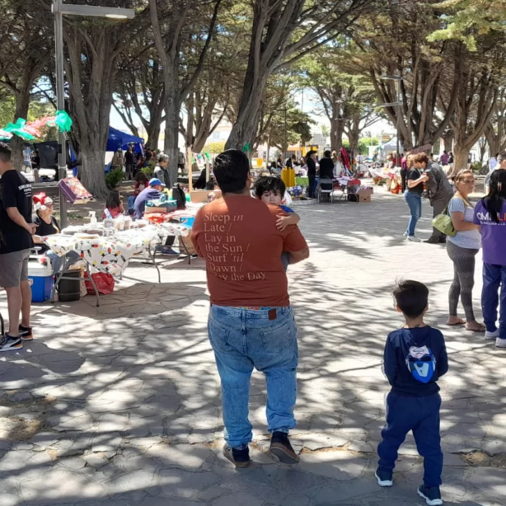 Caleta Olivia volvió a disfrutar de un “paseo navideño” de emprendedores Caleta Olivia volvió a disfrutar de un “paseo navideño” de emprendedores