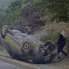 Pudo haber sido una tragedia: perdieron el control del auto, volcaron y se lo secuestraron