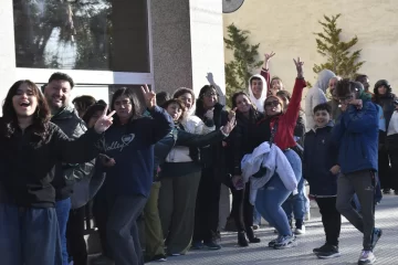 Tras la suspensión del show, Emanuel Noir de Ke Personajes firma autógrafos a los fans Tras la suspensión del show, Emanuel Noir de Ke Personajes firma autógrafos a los fans