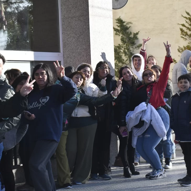Tras la suspensión del show, Emanuel Noir de Ke Personajes firma autógrafos a los fans Tras la suspensión del show, Emanuel Noir de Ke Personajes firma autógrafos a los fans