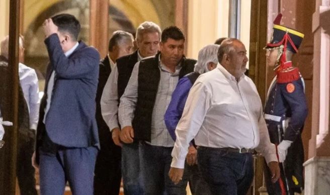 La-CGT-en-una-de-sus-visitas-a-la-Casa-Rosada-durante-el-primer-ano-de-Javier-Milei.