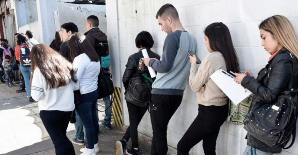  La problemática de empleo se profundiza más entre las mujeres que entre los varones.