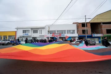 “¡Fuera Jairo Guzmán, fuera!”: la bandera LGBTI+ flameó en el PAMI Santa Cruz