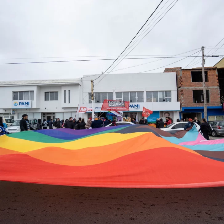 “¡Fuera Jairo Guzmán, fuera!”: la bandera LGBTI+ flameó en el PAMI Santa Cruz