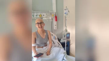 Tiene 15 años, tuvo cáncer y después de 10 meses, regresa a casa: “Ella jamás bajó los brazos”