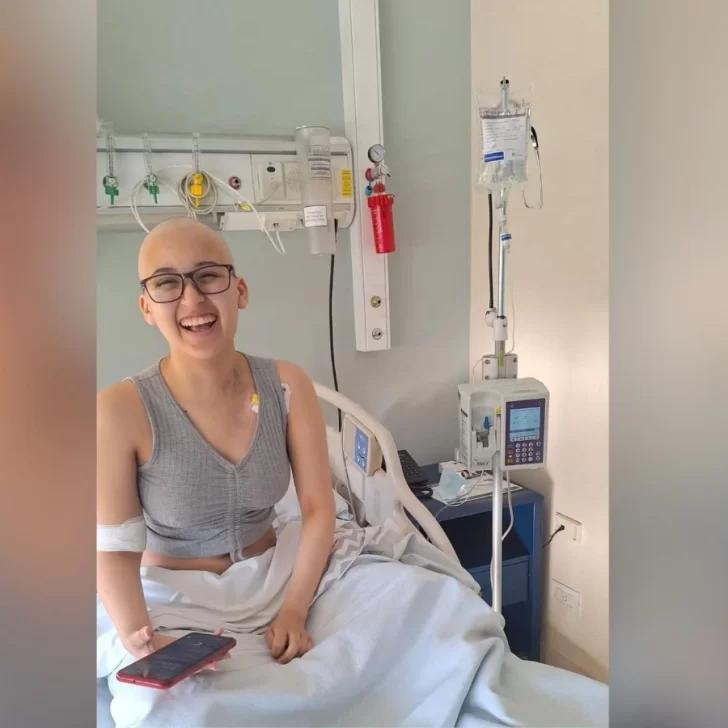 Tiene 15 años, tuvo cáncer y después de 10 meses, regresa a casa: “Ella jamás bajó los brazos”