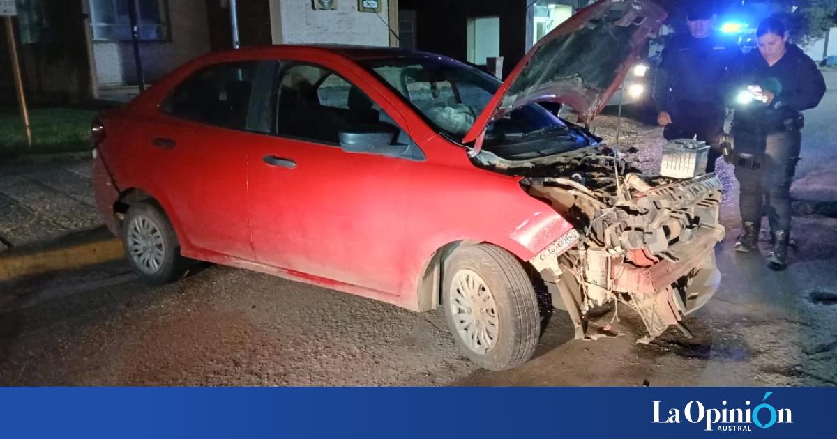 Perdió el control de su auto, chocó contra un poste de luz y debieron ...
