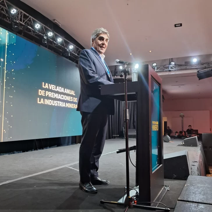 Roberto Cacciola recibió una de distinción por Minera Santa Cruz y adelantó como será la Arminera 2025