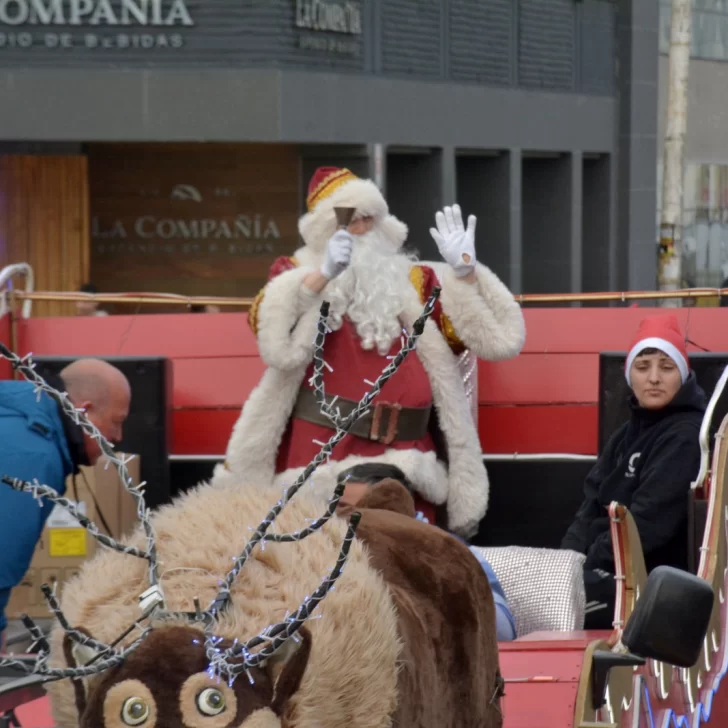 ¡Mirá todas las fotos!: Así fue el desfile navideño de autos en Río Gallegos
