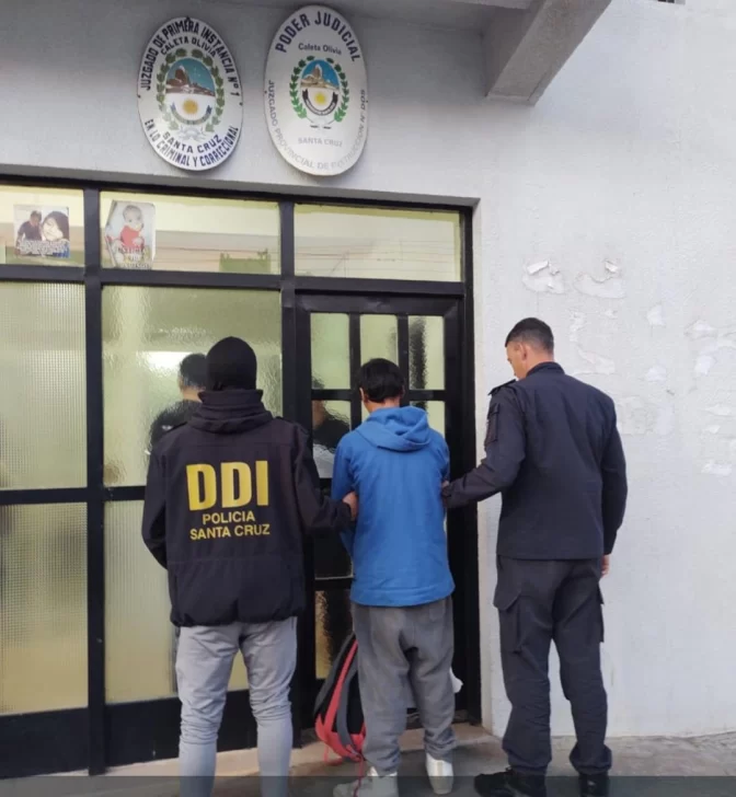 Trasladaron al acusado de violar a una mujer en Bahía Blanca que detuvo la DDI en Caleta Olivia