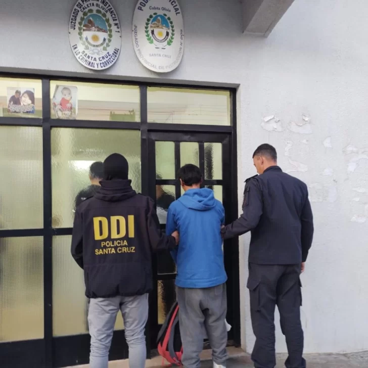 Trasladaron al acusado de violar a una mujer en Bahía Blanca que detuvo la DDI en Caleta Olivia